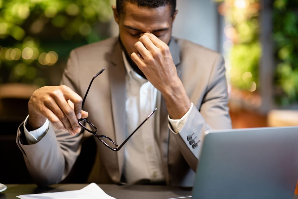 O estresse gerado por um ambiente de trabalho hostil afeta a saúde mental das pessoas.